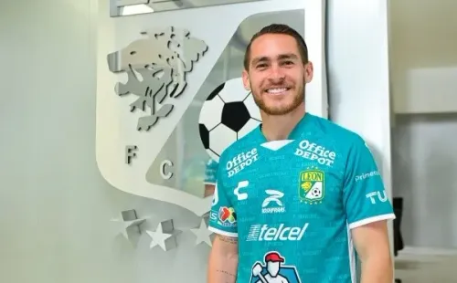 Jesús Angulo ya posa con los colores del León (Imago 7)