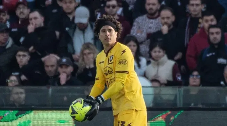 SALERNO, ITALY - JANUARY 04: Guillermo Ochoa of US Salernitana holds the ball during the Serie A match between Salernitana and AC MIlan at Stadio Arechi on January 04, 2023 in Salerno, Italy. (Photo by Ivan Romano/Getty Images)