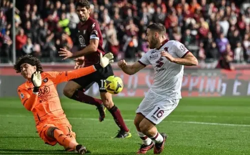Guillermo Ochoa, figura en Italia (Imago)