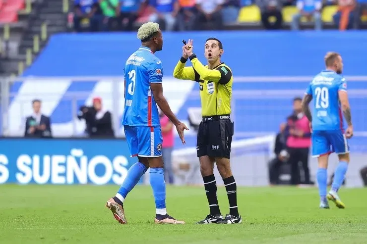 Estrada se fue expulsado en el complemento (Imago7)