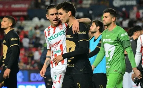 Juan Ignacio Dinenno siendo consolado por un rival (Imago 7)