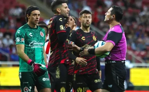 Polémico primer penal a favor de Chivas. (Foto: Imago 7)