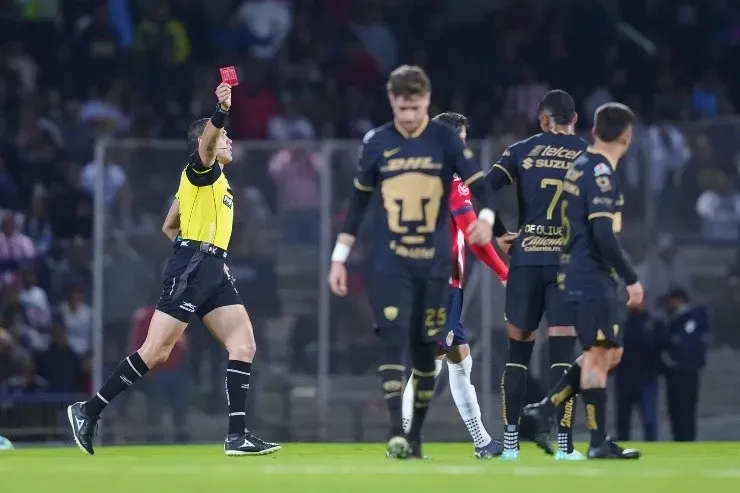 Diogo de Oliveira se fue expulsado ante Chivas (Imago7)