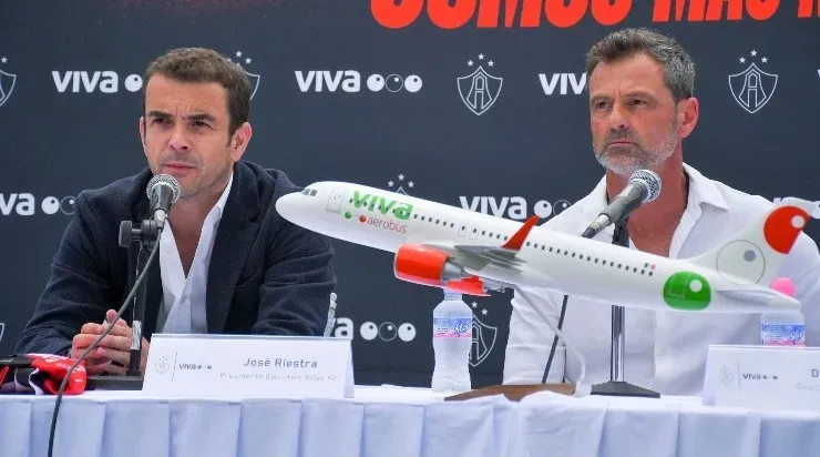Zapopan, Jalisco, 6 de julio de 2022. Jose Riestra y Diego Cocca, durante la presentación de los refuerzos de los Rojinegros del Atlas para el torneo Apertura 2022 de la Liga BBVA MX, celebrada en la Madriguera Rojinegra. Foto: Imago7/Sandra Bautista