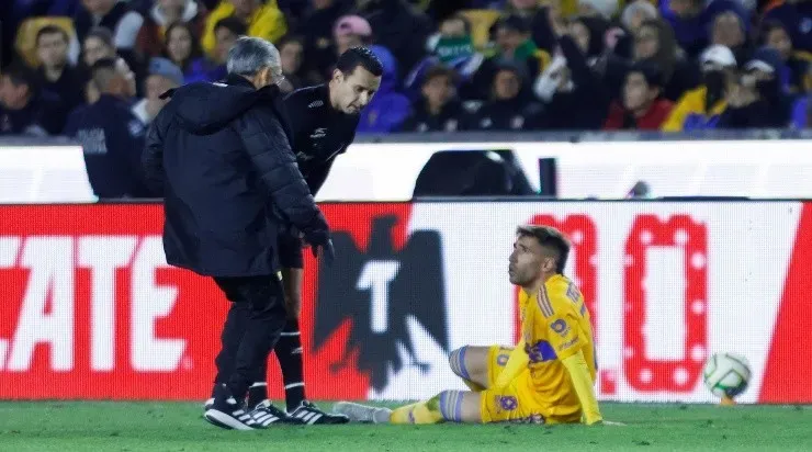 Gorriarán, en el césped durante el Clásico Regio. (Imago 7)