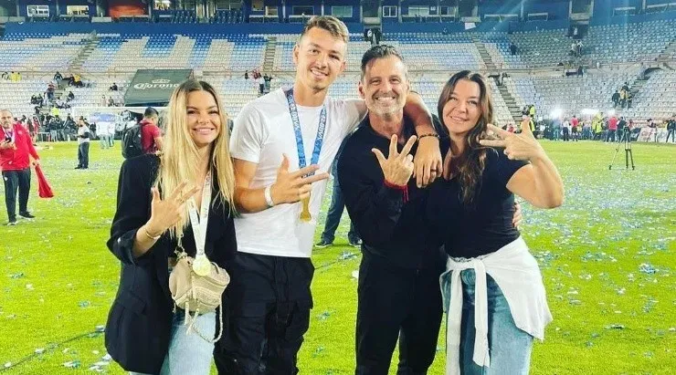 Diego, Bettina y sus hijos celebrando el título de Atlas. (Instagram @bettinarosa)