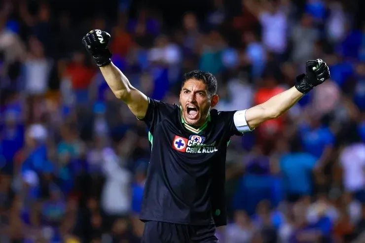 Por peso propio, el nombres más importante. Chuy Corona tiene 42 años pero sigue siendo capitán y en buen nivel (Imago7)