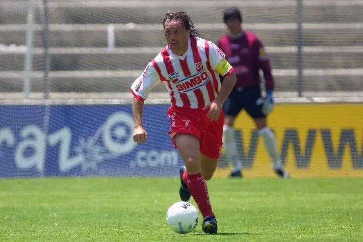 Alex Aguinaga con Necaxa | Getty