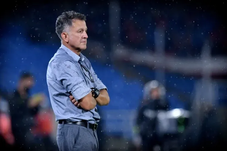 CALI - COLOMBIA, 27-02-2022: Juan Carlos Osorio, director tecnico del America durante partido por la fecha 9 como parte de la Liga BetPlay DIMAYOR 2022 entre America de Cali y Once Caldas jugado en el estadio Pascual Guerrero de la ciudad de Cali. / Juan Carlos Osorio, coach of America de Cali during match for the date 9 as part of BetPlay DIMAYOR League 2022 between America de Cali and Once Caldas played at Pascual Guerrero stadium in Cali city. Photos: VizzorImage / Nelson Ríos / Cont.-The accompanying photo files are only for editorial publications (eg newspaper articles to illustrate written), any use other than it requires prior authorization. The partial or total improper publication of this material constitutes a flagrant violation of copyright and will be punished according to law. All rights reserved VizzorImage.