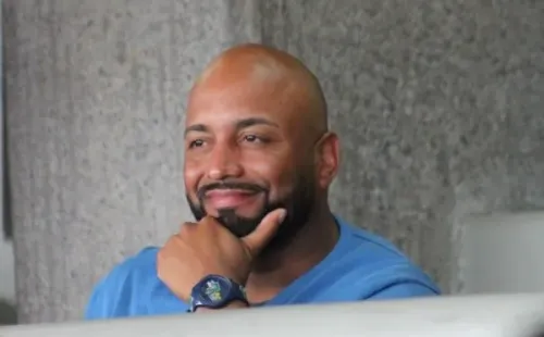 Peter Thelemaque, ayudante del Tano Ortiz, presente en Pumas vs. Toluca. (Foto: Bolavip)