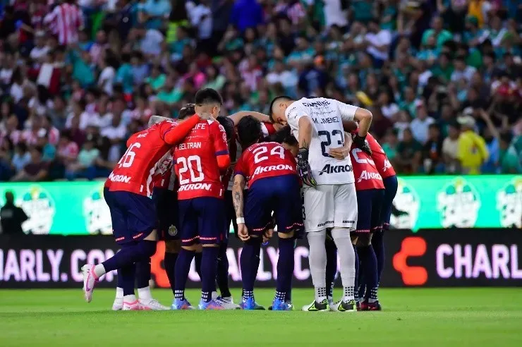 León, Guanajuato, 15 de abril de 2023. Jugadores de Chivas, durante el partido de la jornada 15 del torneo Clausura 2023 de la Liga BBVA MX, entre los Esmeraldas del León y las Chivas Rayadas del Guadalajara, celebrado en el estadio León. Foto: Imago7/ Sebastian Laureano Miranda