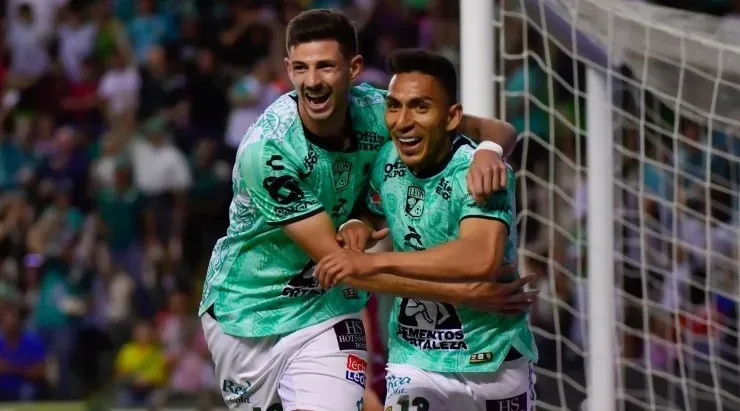León, Guanajuato, 15 de abril de 2023. Lucas Di Yorio y Ángel Mena en festejo de gol, durante el partido de la jornada 15 del torneo Clausura 2023 de la Liga BBVA MX, entre los Esmeraldas del León y las Chivas Rayadas del Guadalajara, celebrado en el estadio León. Foto: Imago7/ Sebastian Laureano Miranda