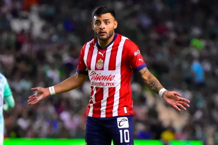 León, Guanajuato, 15 de abril de 2023. Alexis Vega en reclamo, durante el partido de la jornada 15 del torneo Clausura 2023 de la Liga BBVA MX, entre los Esmeraldas del León y las Chivas Rayadas del Guadalajara, celebrado en el estadio León. Foto: Imago7/ Ramón Balandrán