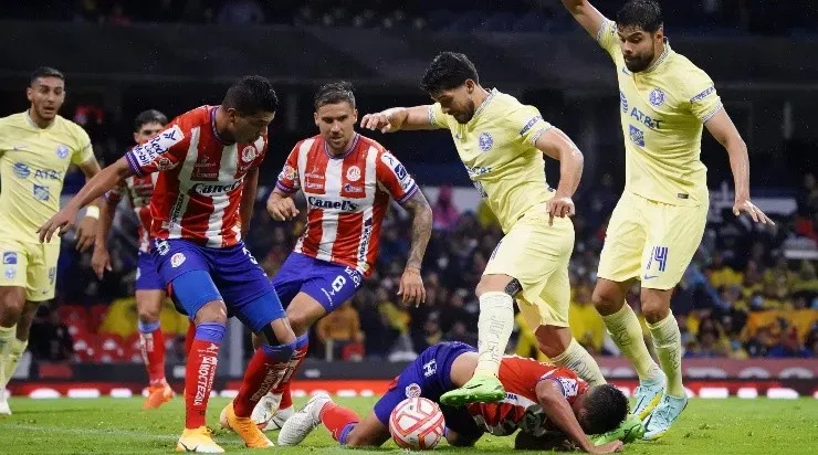 Ciudad de Mexico, 6 de septiembre de 2022. Rodrigo González y Henry Martín, durante el partido de la jornada 13 del Torneo Apertura 2022 de la Liga BBVA MX, entre las Águilas del America y el Atletico San Luis, celebrado en el estadio Azteca. Foto: Imago7/ Rafael Vadillo
