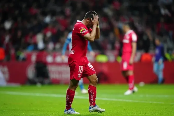 Toluca, Estado de Mexico, 27 de octubre de 2022. Fernando Navarro en lamento, durante el partido de ida de la Final del Torneo Apertura 2022 de la Liga BBVA MX, entre los Diablos Rojos del Toluca y los Tuzos del Pachuca, celebrado en el estadio Nemesio Diez. Foto: Imago7/ Rafael Vadillo