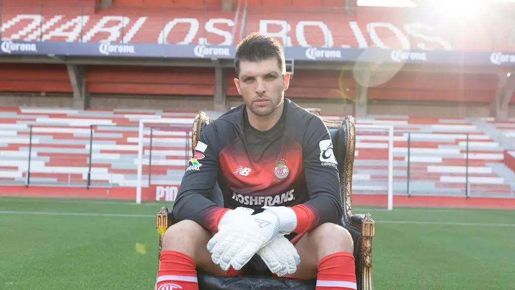 El capitán Tiago Volpi con el modelo de arquero.