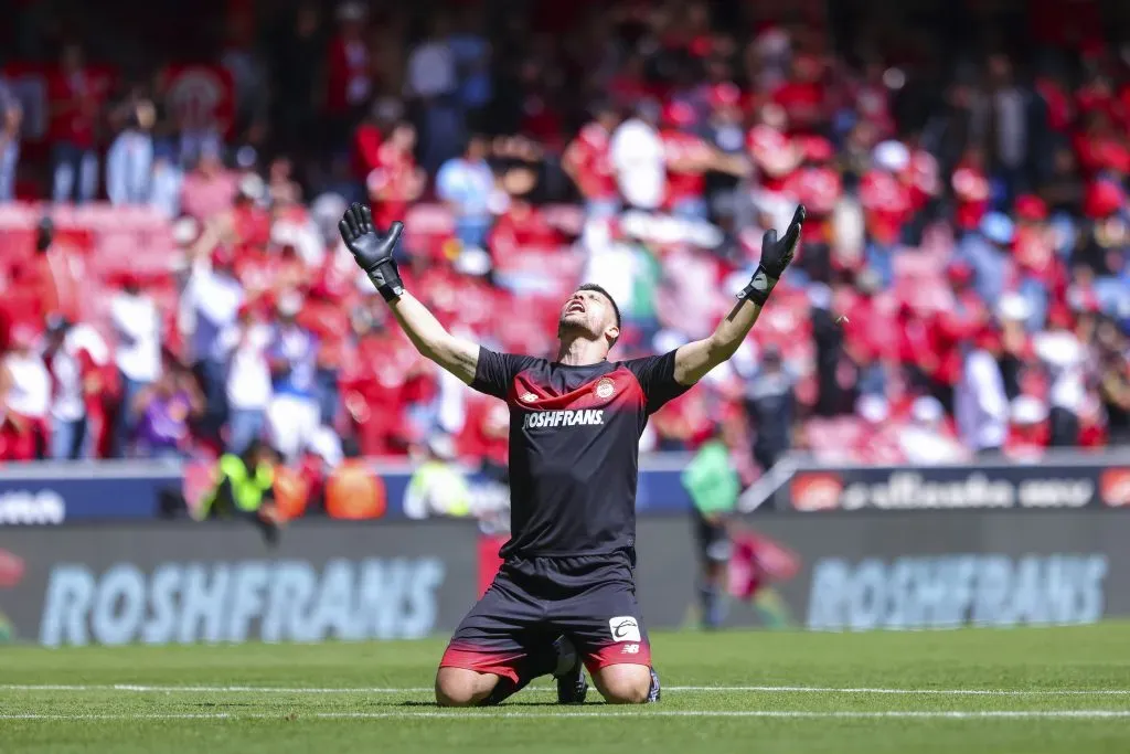 Volpi, además de atajar, es goleador en Toluca. Getty Images.