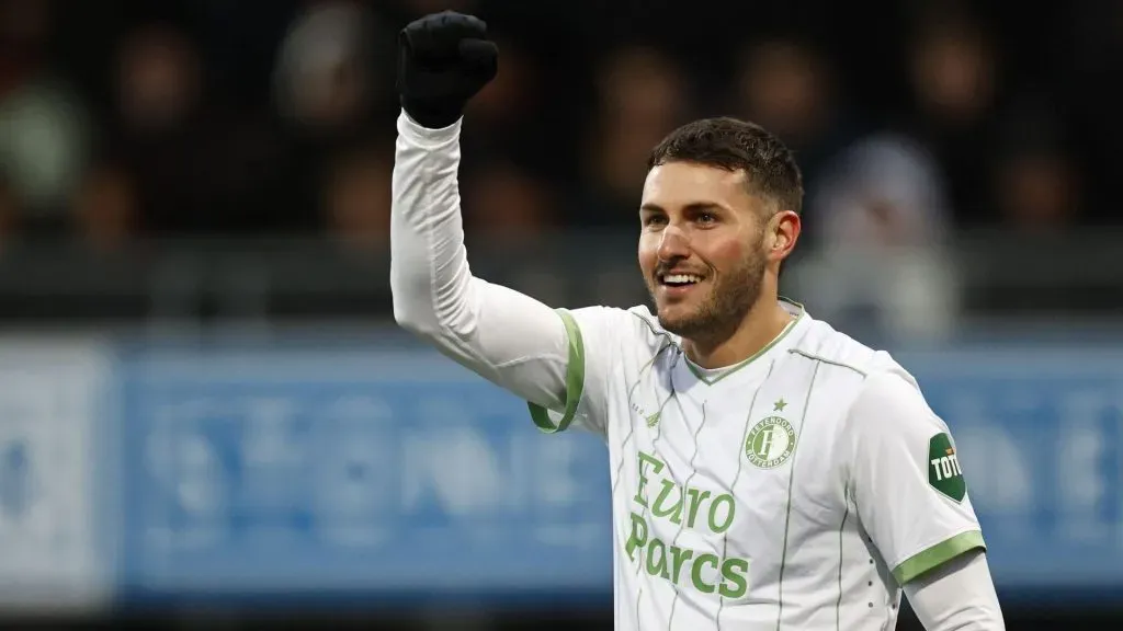 Santiago Giménez quiere hacer historia en la Champions League