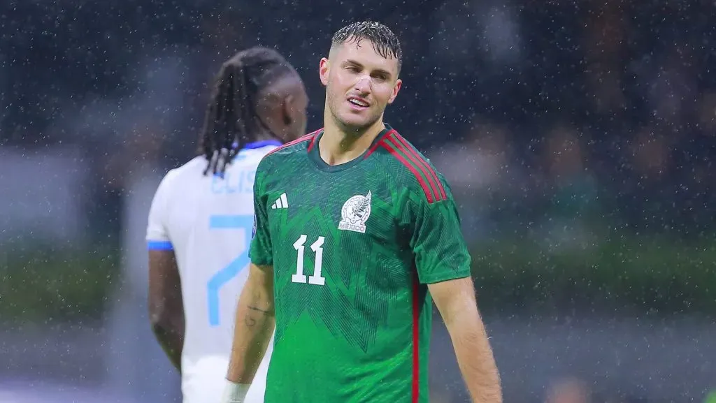 Santiago Giménez suma su cuarto partido consecutivo sin convertir en Feyenoord