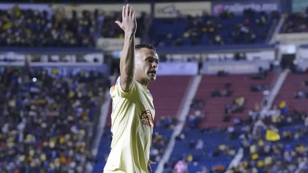 Jonathan Rodríguez mete presión para irse del América