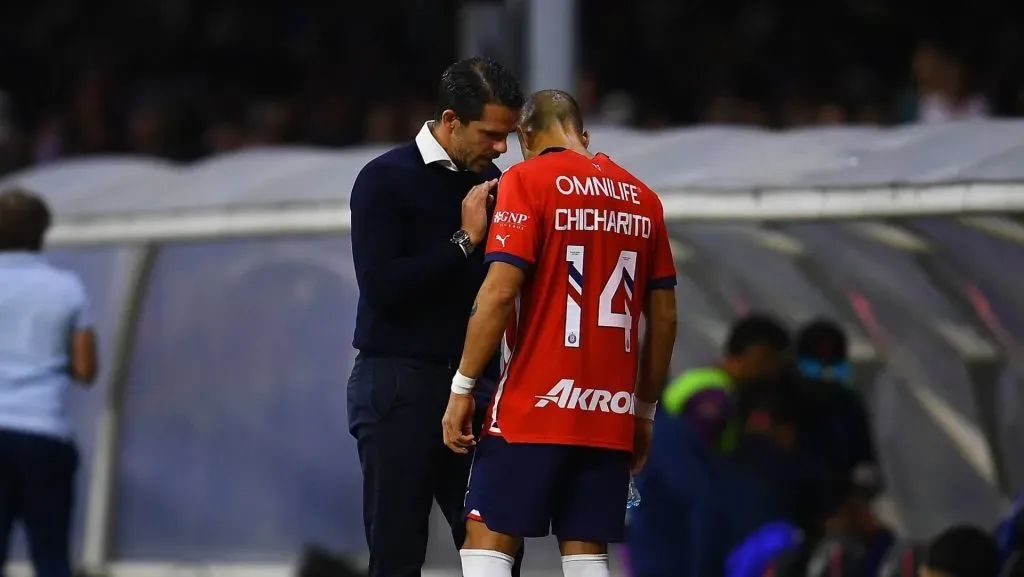 Fernando Gago hizo ingresar a Chicharito desde el banco en los últimos partidos (IMAGO)