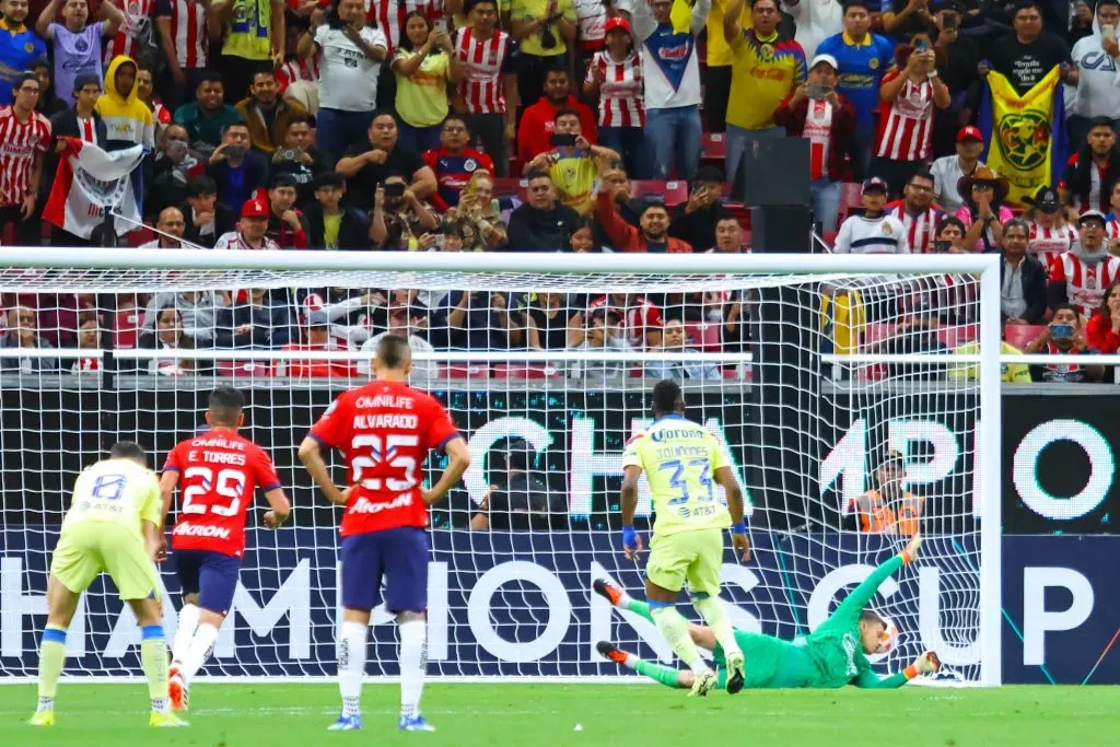 Julián Quiñones abrió el marcador frente al Guadalajara