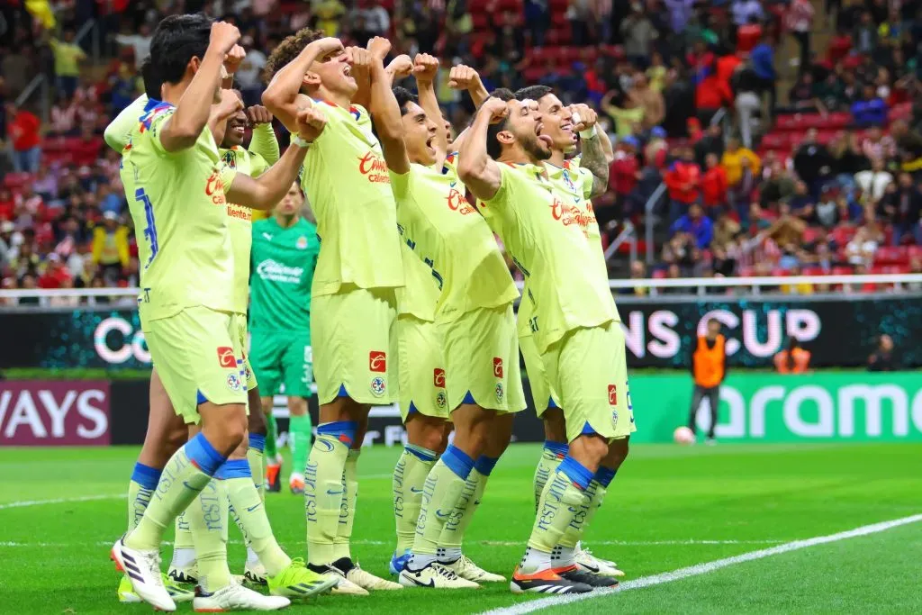 Henry Martín celebrando su gol con sus compañeros en el triunfo de América ante Chivas (Imago7)