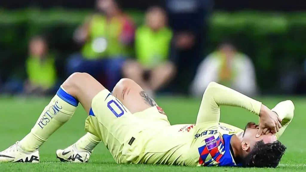 El momento de la lesión de Diego Valdés ante Chivas [Foto: Imago]