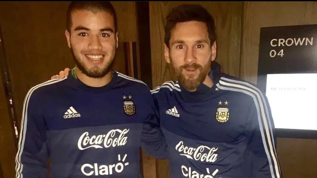 Marcelo Weigandt hace unos años, con su ídolo Lionel Messi: ahora jugarán juntos.