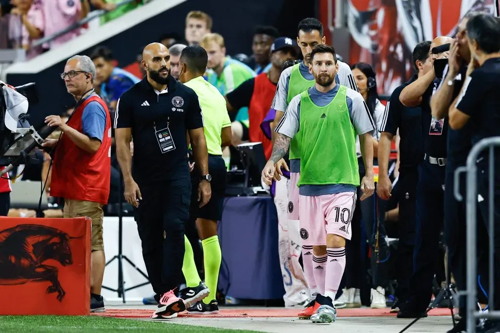 Yassine Chueko siempre está cerca de Lionel Messi (Imago)