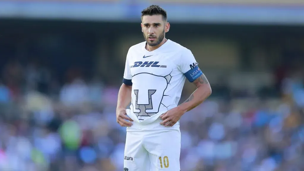 La afición de Pumas abuchea a 'Toto' Salvio