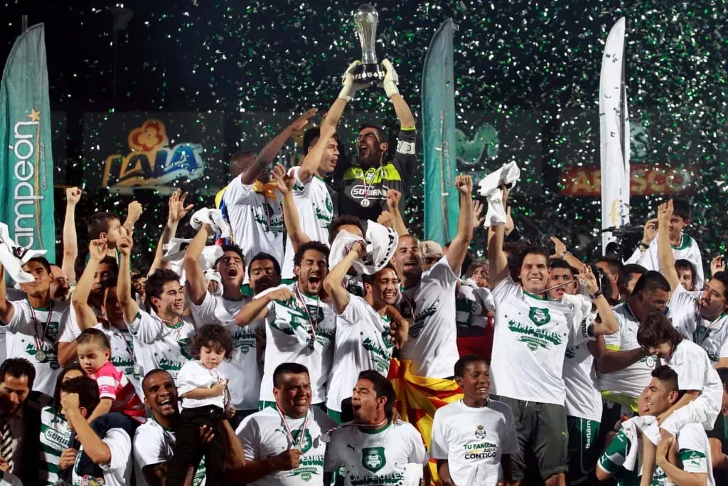 Oswaldo Sánchez levanta el título de campeón del Clausura 2012. (Imago)