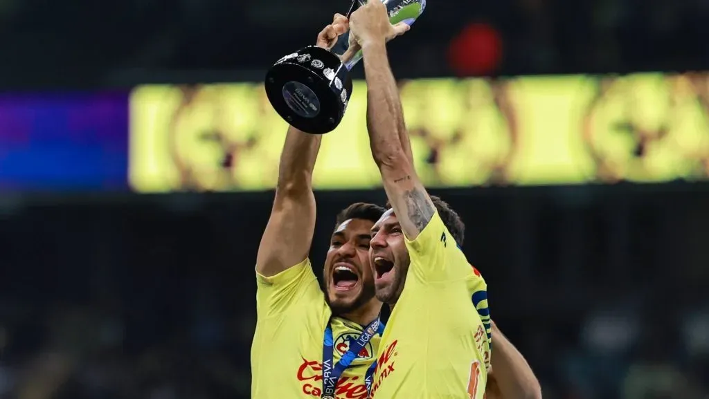 Henry Martín y Miguel Layún levantando el trofeo del Apertura 2023 (IMAGO)