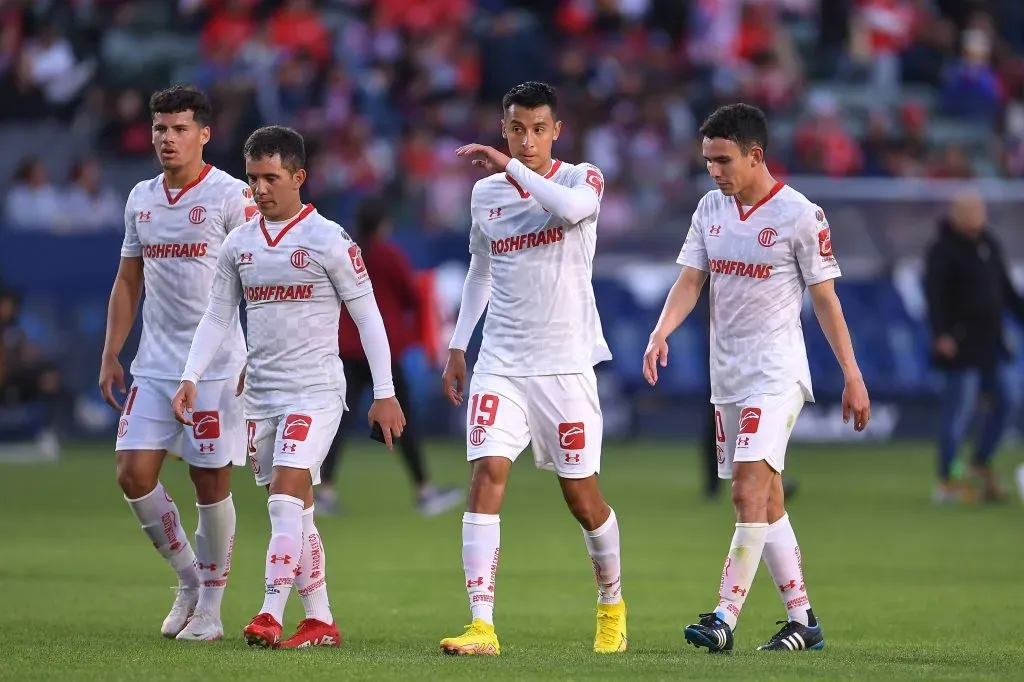 Maxi Araujo junto a Leo Fernández, Edgar López e Isaías Violante. (Imago)