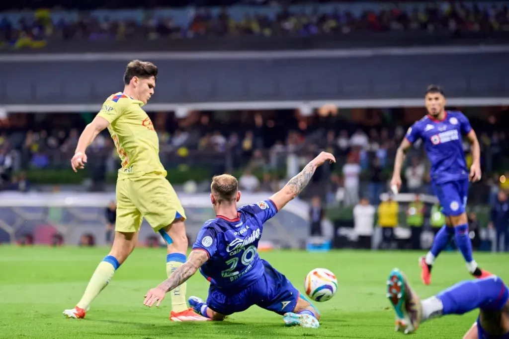 El polémico penal de Carlos Rotondi sobre Israel Reyes. (Imago)