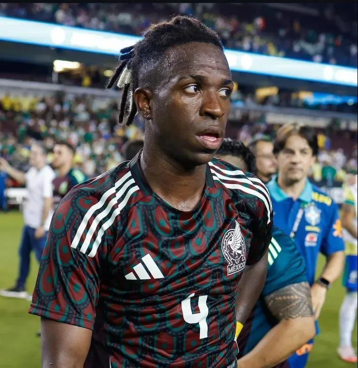 Vinicius Jr y la jersey de la Selección Mexicana.
