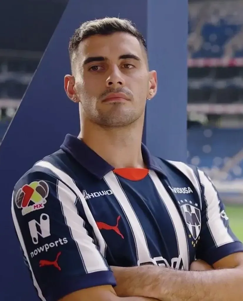 La playera de Rayados posee detalles en rojo. (Rayados oficial)
