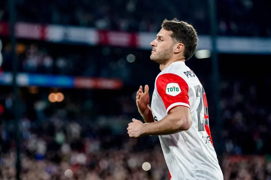 Santiago Giménez podría continuar su carrera en la Premier League. (Imago)