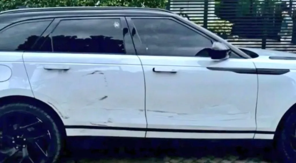 Así quedó el vehículo de Edwin Cardona. (Captura de pantalla de redes sociales)