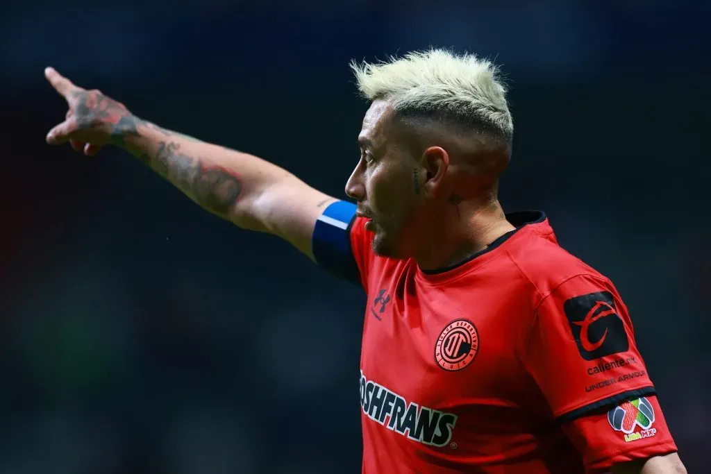 Sambueza disputó 127 encuentros con la playera escarlata. (Getty Images)