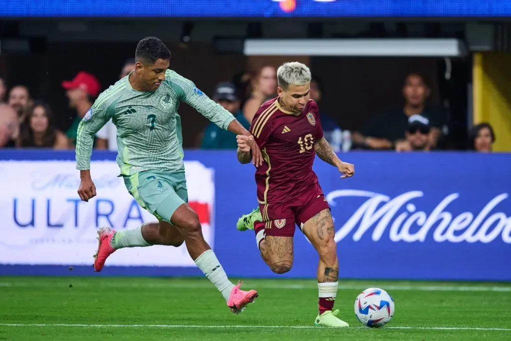Luis Romo durante el juego ante Venezuela (IMAGO)