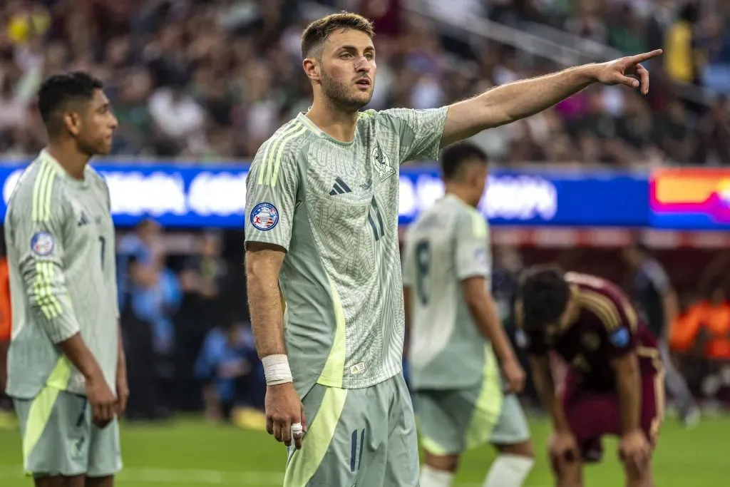 Santiago Giménez no convierte con la Selección Mexicana desde hace once partidos. (Imago)