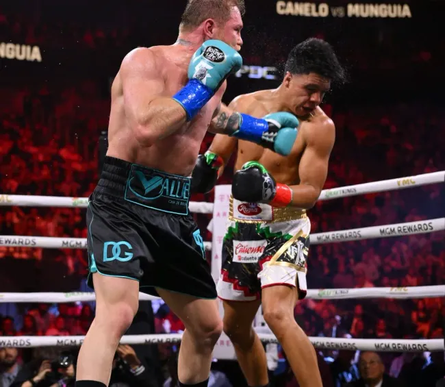 Canelo conectando con poder a Munguía (IMAGO)
