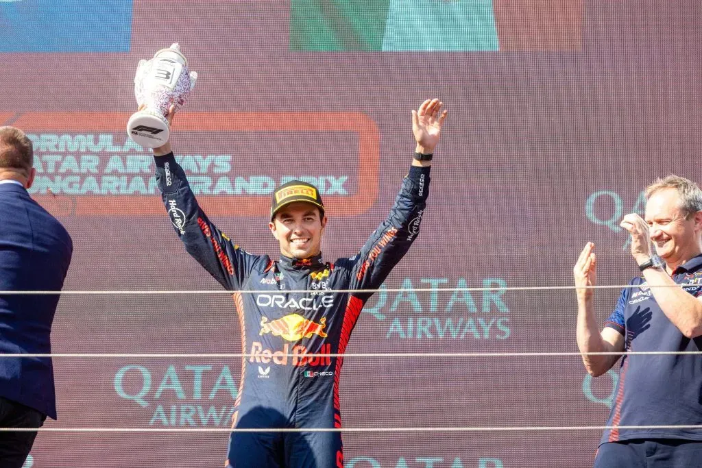 Checo Pérez festejando su tercer puesto en el GP de Hungría 2023 (IMAGO)
