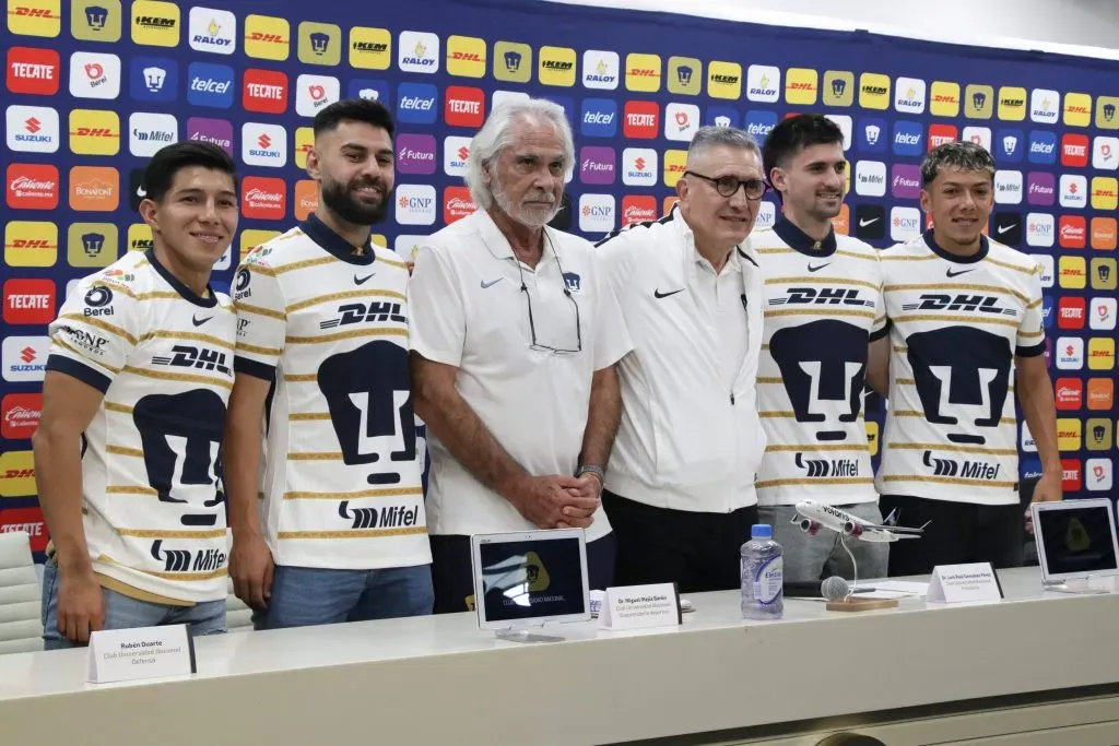 Los cuatro refuerzos de Pumas UNAM junto al presidente Luis Raúl González. (Imago)