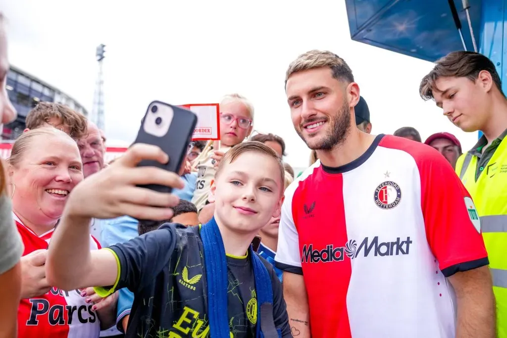 Santiago Giménez se reintegró a los entrenamientos del Feyenoord. (Imago)