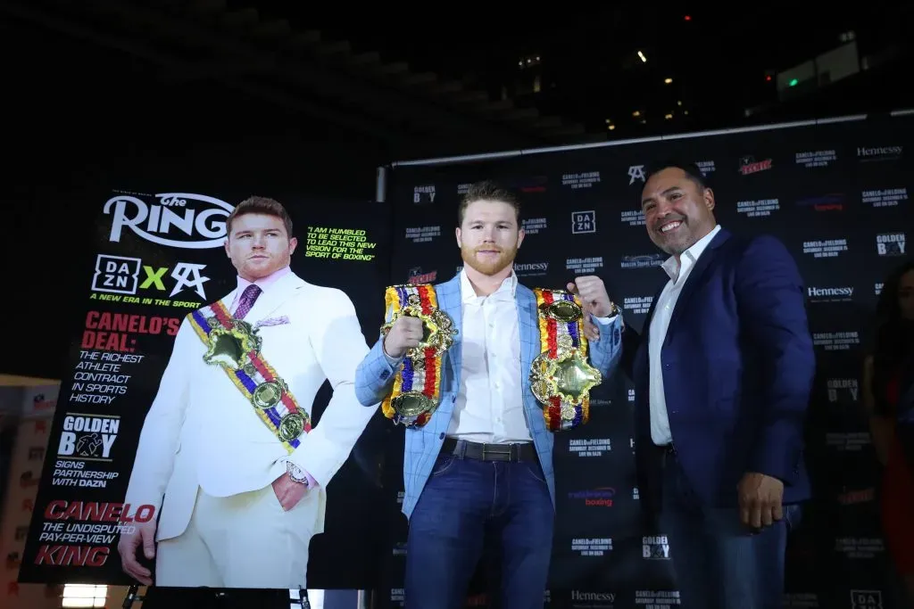 Óscar de la Hoya trabajó con Canelo Álvarez y juntos consiguieron grandes cosas, pero hace tiempo están alejados. (IMAGO)