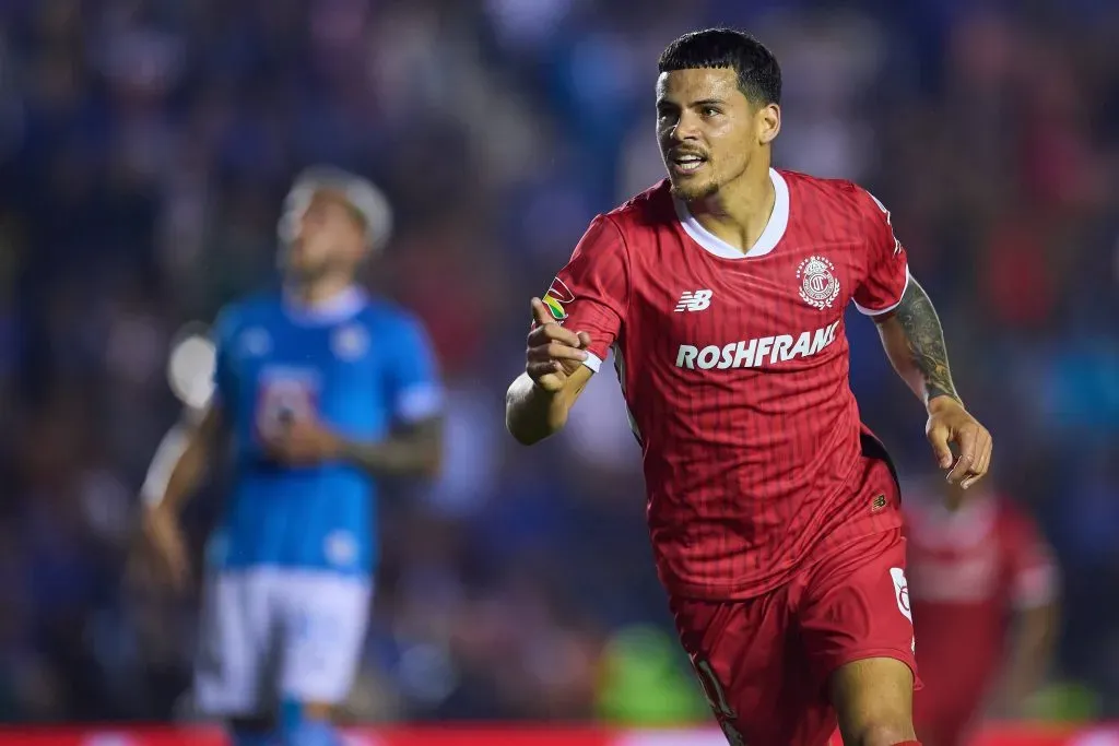 Maxi Araujo sumó otro interesado más en el mercado de fichajes. (Imago)
