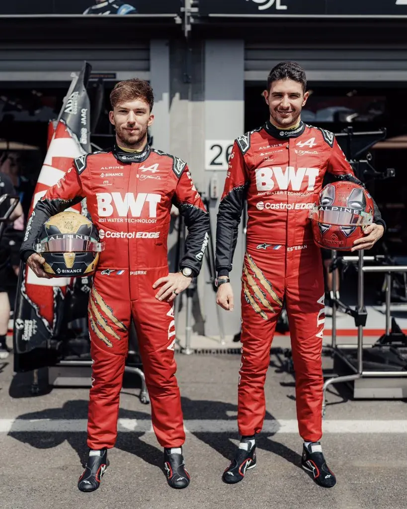 Pierre Gasly y Esteban Ocon con sus atuendos y cascos especiales de Wolverine y Deadpool (@AlpineF1Team)
