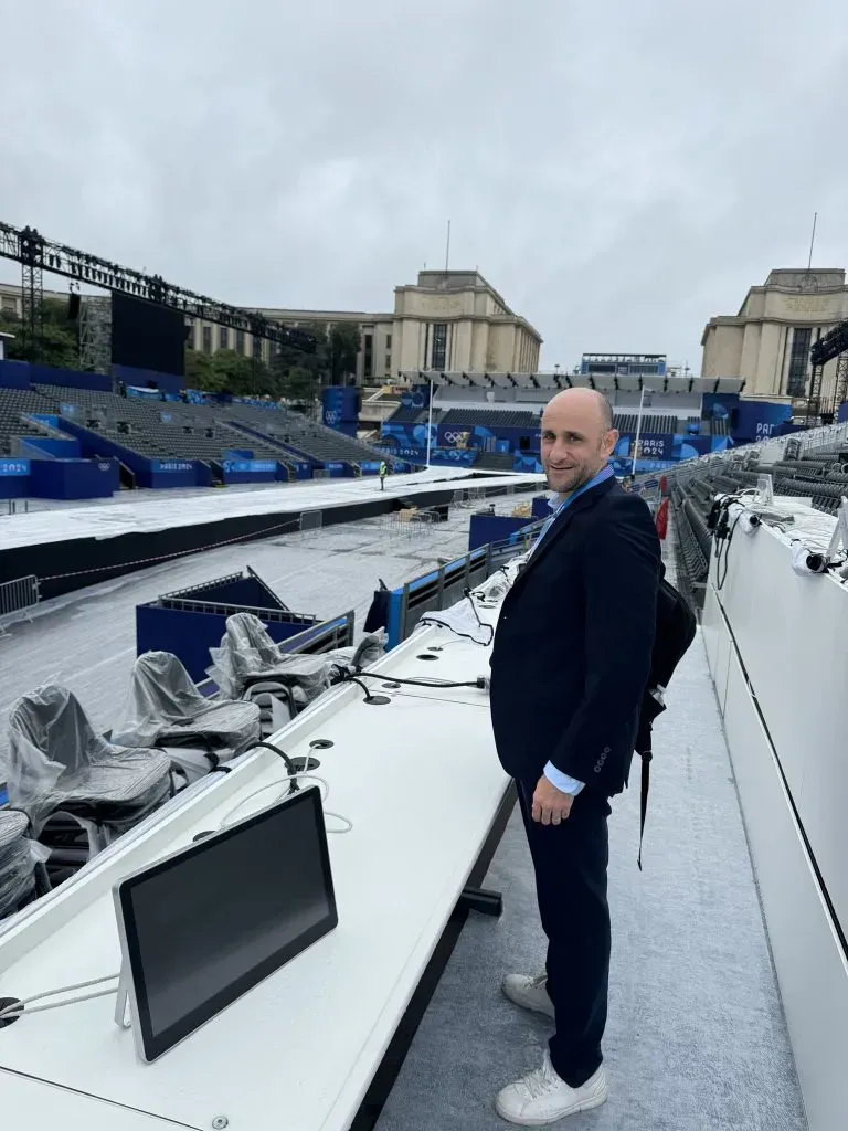 Alberto Lati en París. (X de Alberto Lati)